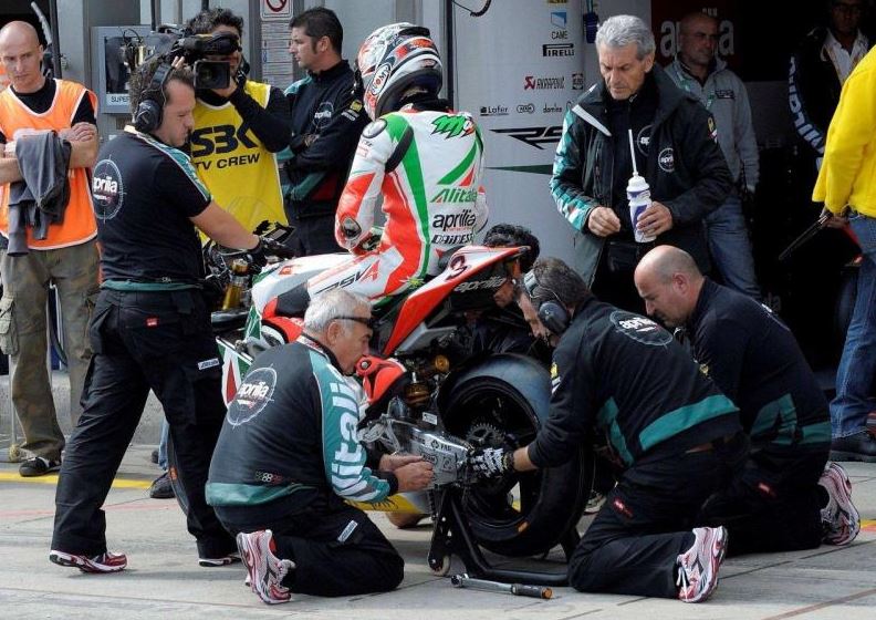 AFAM Workslite Series 520 Conversion Alloy Sprocket Kit w/D.I.D ERV3 Racing Chain for 2011-2016 Aprilia RSV4 (All Models)