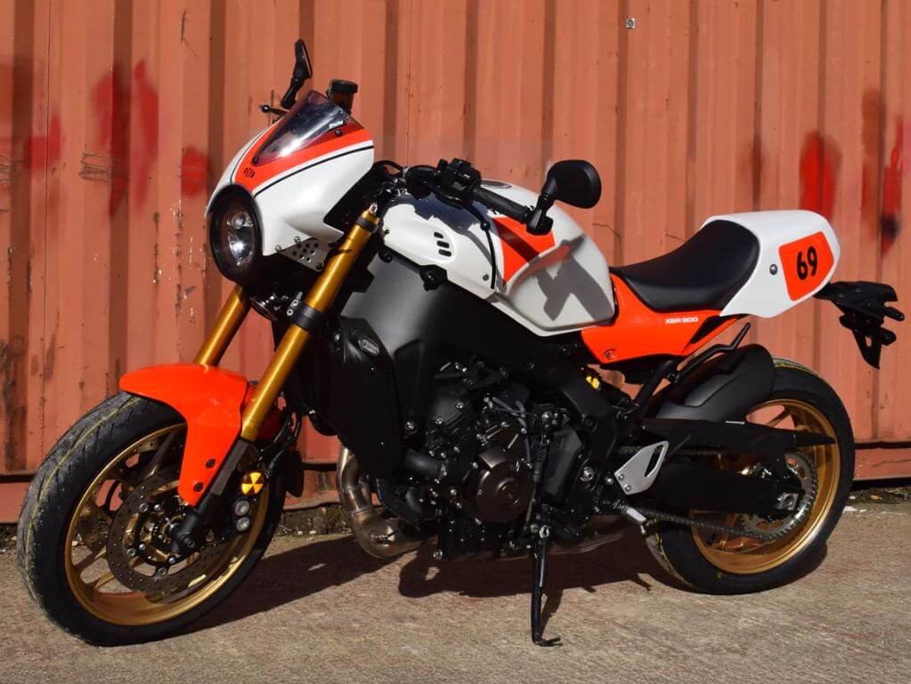 PYRAMID XSR900用　ホワイト/レッド Pyramid Fly Screen 24-26 Yamaha XSR 900 | Legend Red