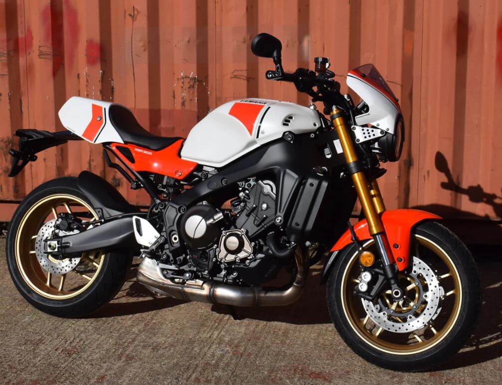 PYRAMID XSR900用　ホワイト/レッド Pyramid Seat Cowl 2024 Yamaha XSR900 | Legend Red